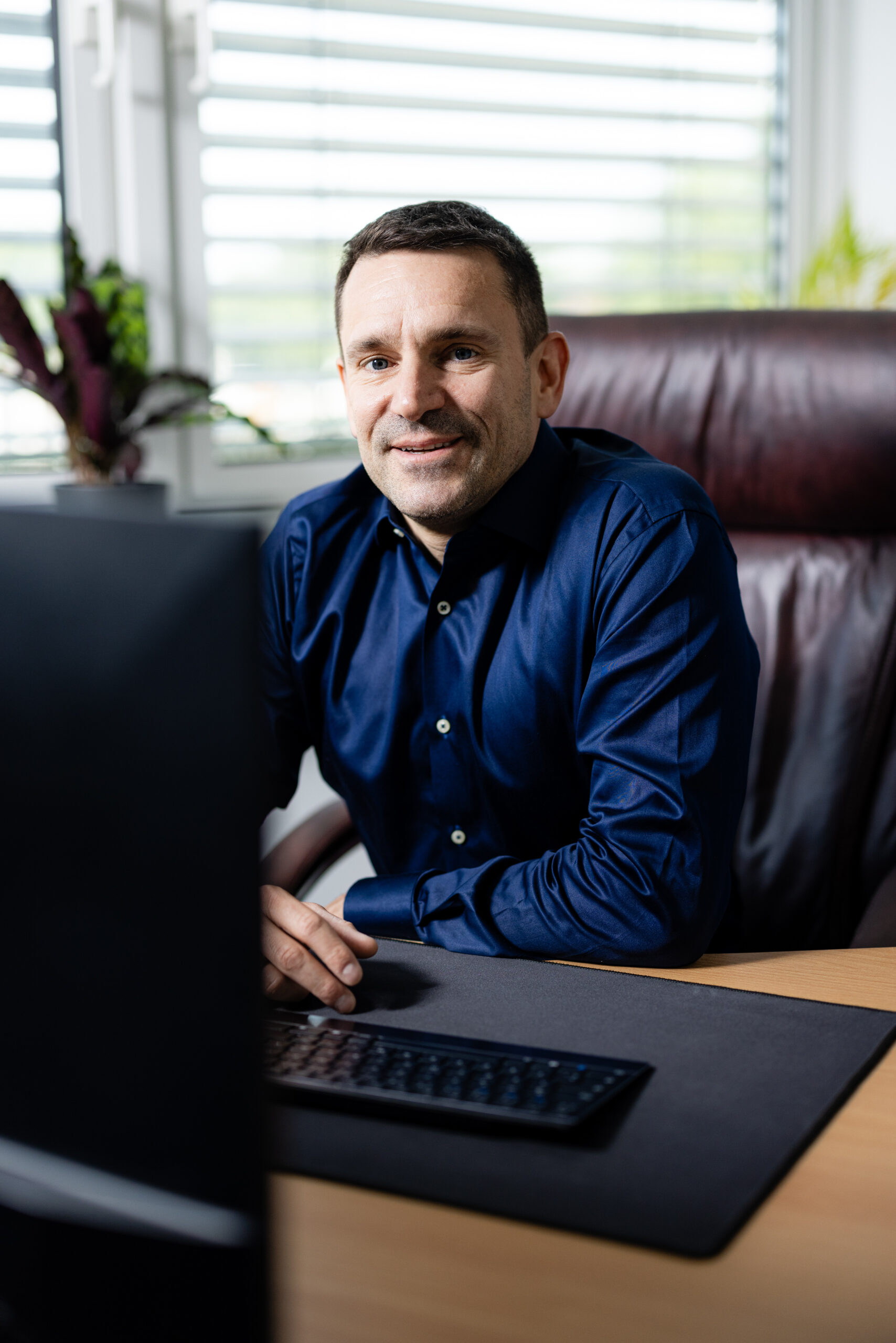 Frank Geiger an seinem Schreibtisch im Büro