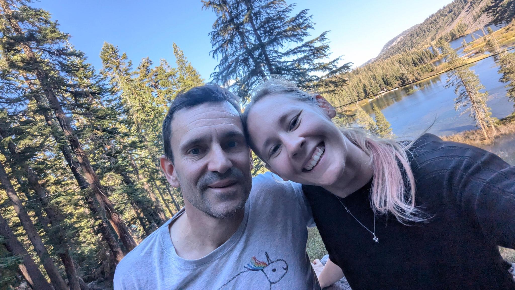Frank Geiger privat mit seiner Frau an einem Bergsee