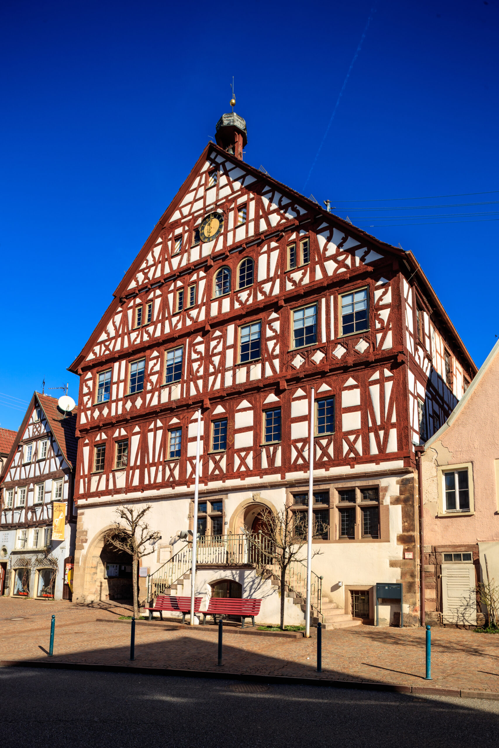 Das historische Fachwerk-Rathaus von Beilstein am Marktplatz