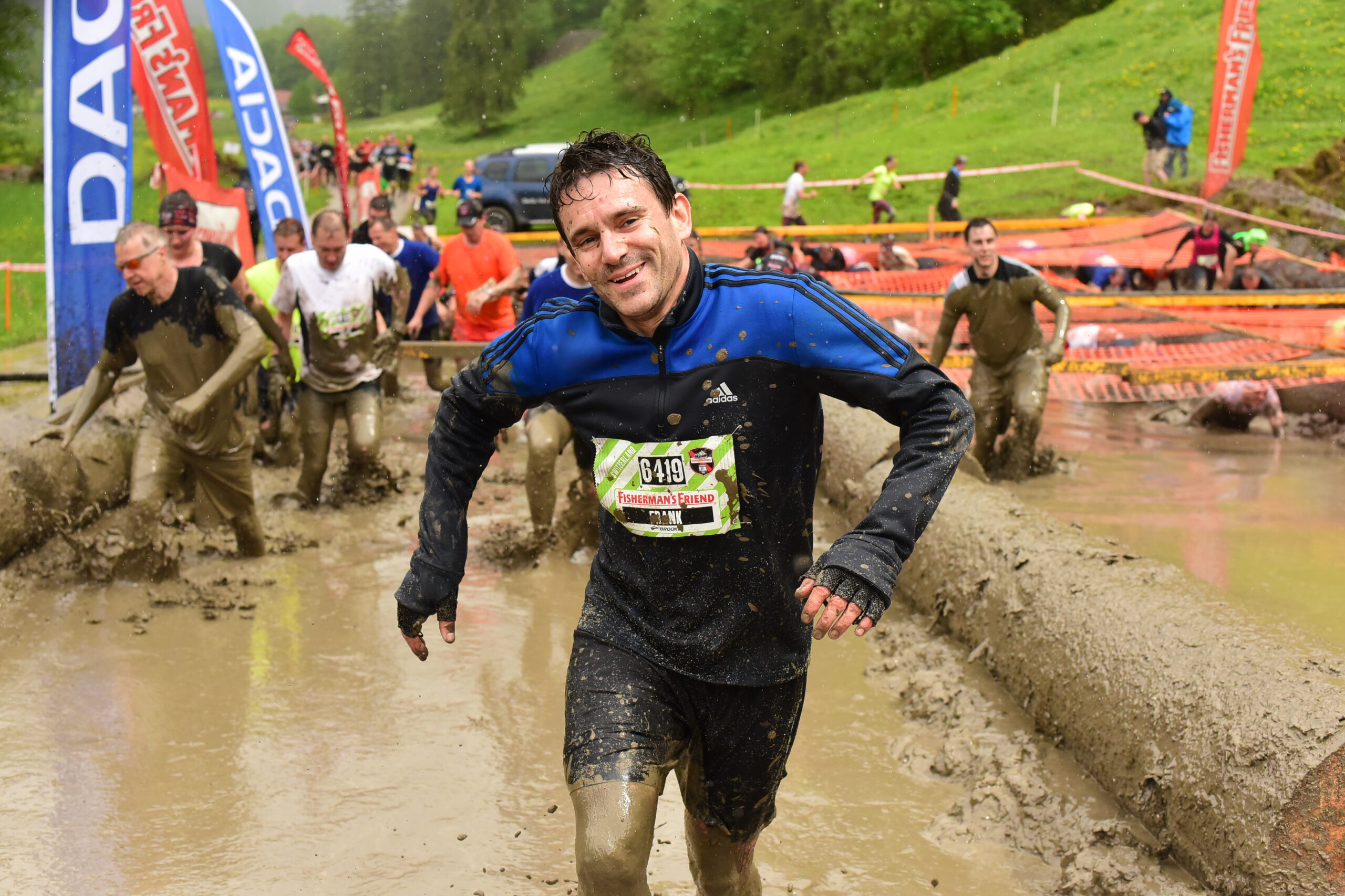 Frank Geiger beim Hindernislauf (Mud Run) im Schlamm