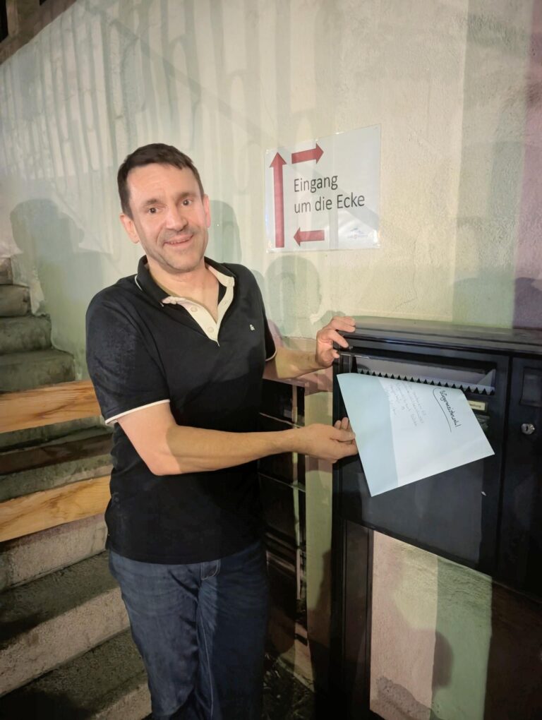 Frank Geiger wirft seine offizielle Bewerbung als Bürgermeisterkandidat in den Briefkasten ein