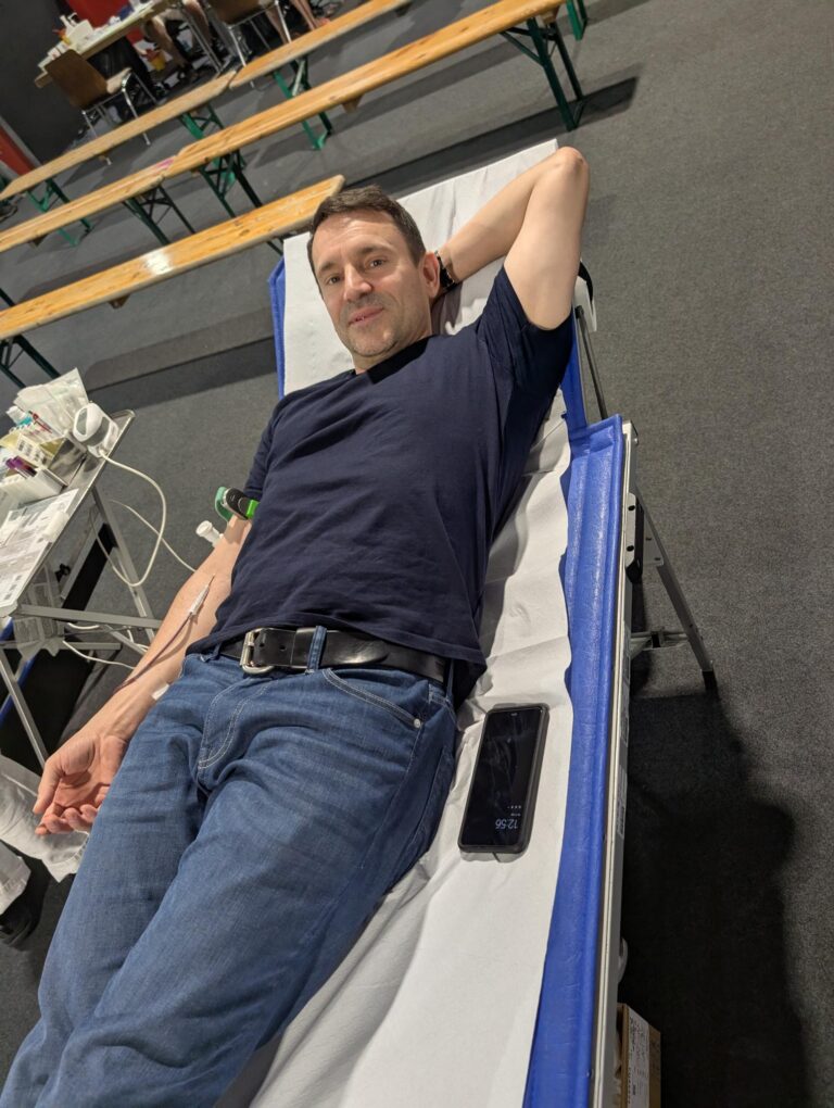 Frank Geiger bei der Blutspende, liegend auf einer Liege